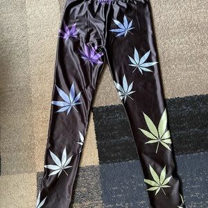 WEED LEAF LEGGINGS! NWOT